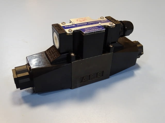 Хидравличен разпределител JUN CHENG DWH-GO2-C2-A240-10 directional valve 220V - снимка 1