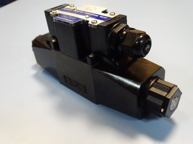 Хидравличен разпределител JUN CHENG DWH-GO2-C2-A240-10 directional valve 220V - снимка 4