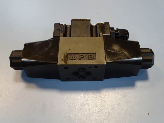 Хидравличен разпределител JUN CHENG DWH-GO2-C2-A240-10 directional valve 220V - снимка 5