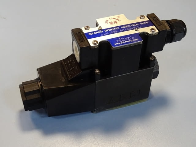 Хидравличен разпределител JUN CHENG DWH-GO2-B2-A240-10 directional valve 220V - снимка 1