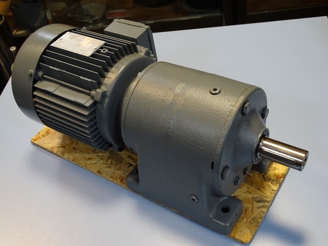 Мотор редуктор SEW-EURODRIVE R60DT90S4 Helical Gear Box Motor 1.1kW - снимка 1