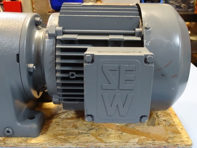 Мотор редуктор SEW-EURODRIVE R60DT90S4 Helical Gear Box Motor 1.1kW - снимка 3