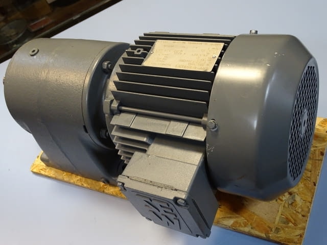 Мотор редуктор SEW-EURODRIVE R60DT90S4 Helical Gear Box Motor 1.1kW - снимка 4