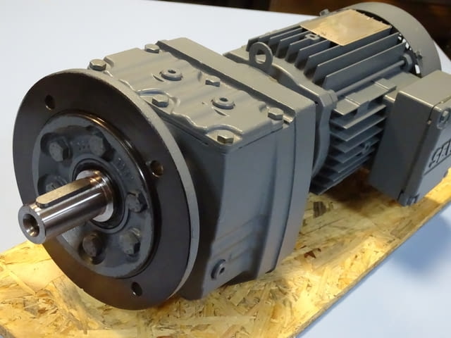 Мотор редуктор SEW-EURODRIVE RF37DT80N4 Helical Gear Box Motor 0.75kW - снимка 4