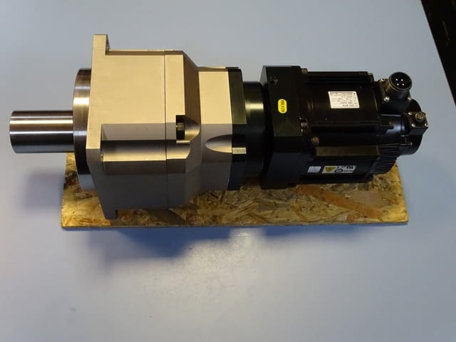 Серво мотор редуктор Apex Dinamics AB180-S2-P1 YASKAWA SGMGV-20ADA61 - снимка 1