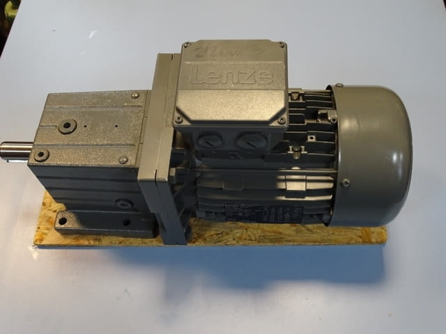 Мотор редуктор Lenze GST05-2M VBR090C32 / MHEMAXX090-32C1C Gear Motor 1.5kW - снимка 1