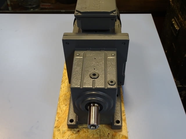 Мотор редуктор Lenze GST05-2M VBR090C32 / MHEMAXX090-32C1C Gear Motor 1.5kW - снимка 5