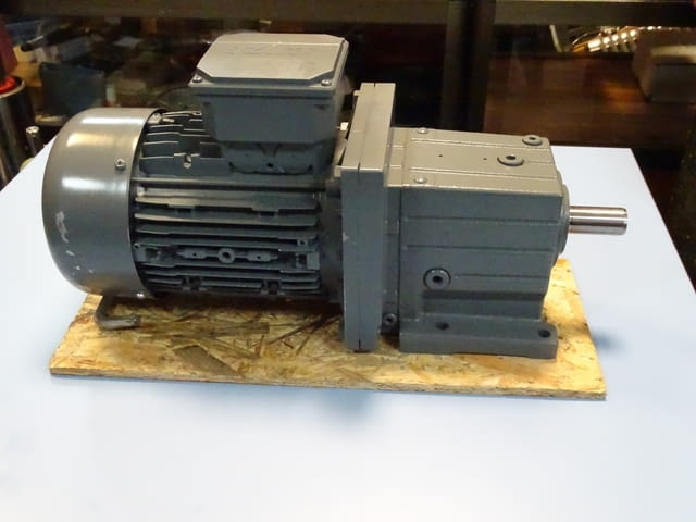 Мотор редуктор Lenze GST05-2M VBR090C32 / MHEMAXX090-32C1C Gear Motor 1.5kW - снимка 7