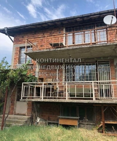 Кодг 62045. Двуетажна тухлена къща близнак 120м2 с двор 300м2 . Разпределението им е както следва: е - снимка 1