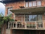 Кодг 62045. Двуетажна тухлена къща близнак 120м2 с двор 300м2 . Разпределението им е както следва: е