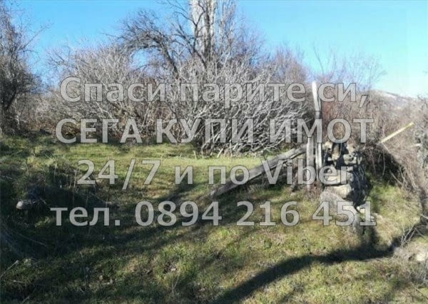 Кодг 61311. Парцел 590м2 с хубава гледка, с полуразрушена двуетажна стара къща 65м2 на етаж! До имот - снимка 8