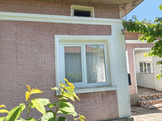 Едноетажна къща, в Центъра, двор 550 кв 1-етажна, Тухла, 90 м2 - град Генерал-Тошево | Къщи / Вили - снимка 1