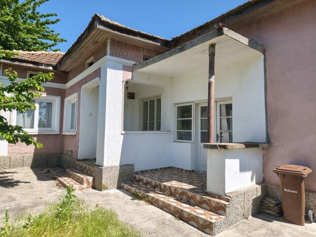 Едноетажна къща, в Центъра, двор 550 кв 1-етажна, Тухла, 90 м2 - град Генерал-Тошево | Къщи / Вили - снимка 2