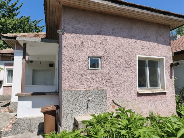 Едноетажна къща, в Центъра, двор 550 кв 1-етажна, Тухла, 90 м2 - град Генерал-Тошево | Къщи / Вили - снимка 3