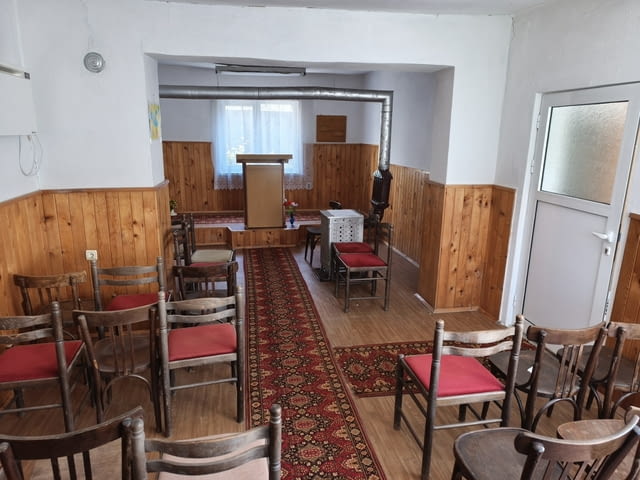 Едноетажна къща, в Центъра, двор 550 кв 1-етажна, Тухла, 90 м2 - град Генерал-Тошево | Къщи / Вили - снимка 4