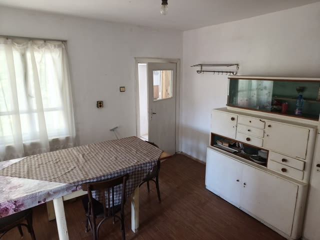 Едноетажна къща, в Центъра, двор 550 кв 1-етажна, Тухла, 90 м2 - град Генерал-Тошево | Къщи / Вили - снимка 6