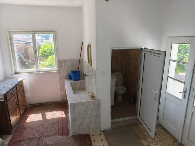 Едноетажна къща, в Центъра, двор 550 кв 1-етажна, Тухла, 90 м2 - град Генерал-Тошево | Къщи / Вили - снимка 7