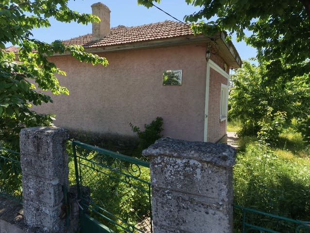 Едноетажна къща, в Центъра, двор 550 кв 1-етажна, Тухла, 90 м2 - град Генерал-Тошево | Къщи / Вили - снимка 8