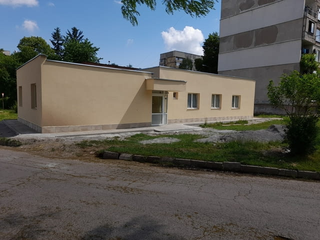 Давам под наем самостоятелна сграда за медицински център в гр. Перник кв. Изток - снимка 1