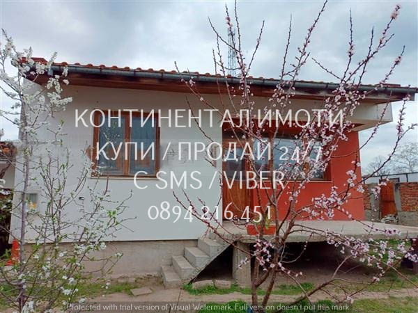 Код 63197. Едноетажна тухлена къща 100м2 с двор 300м2 в центъра, с акт 16. Достъп по асфалтиран път,