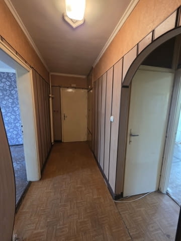 Просторен тристаен апартамент с отличен потенциал в кв.Куба, гр.Хасково - снимка 3