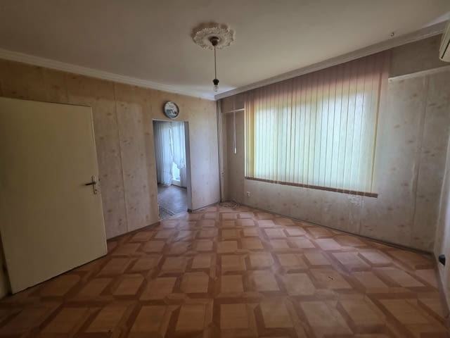 Просторен тристаен апартамент с отличен потенциал в кв.Куба, гр.Хасково - снимка 8