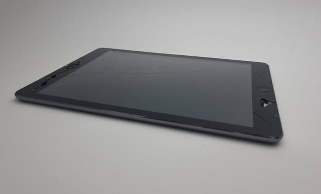 Смяна на счупено стъкло на iPad - всички модели  Сервиз MLgroup София