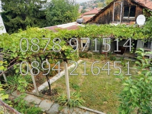 КОДг 17242. Стара едноетажна къща 50м2 с двор 140м2 с много добро местоположение в горната махала и - снимка 1