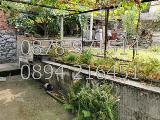 КОДг 17242. Стара едноетажна къща 50м2 с двор 140м2 с много добро местоположение в горната махала и - снимка 2