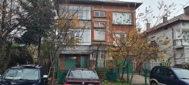 Давам под наем част от къща в Кубрат ул.Албена 6а, партерният етаж и гараж - снимка 1