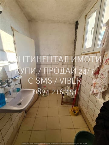 Код 63064. Триетажна тухлена къща 180м2 с двор 900м2. Къщата се състои от приземен етаж с две стаи и - снимка 11