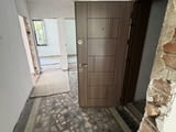 Многостаен етаж от къща с гараж и двор
