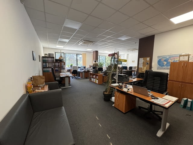 Продавам офис до Изчислителния Център Варна 142 m2, Internet, Air Conditioning, Security System, Electricity - city of Varna | Offices - снимка 5