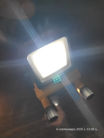 LED прожектор (работна лампа) върху жълта метална стойка., град Пловдив | Инструменти - снимка 1