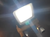LED прожектор (работна лампа) върху жълта метална стойка.