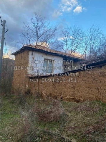 Код 62382. Стара едноетажна керпичена къща 40м2 с голям двор 1850м2. Имотът се намира в източния кра - снимка 2