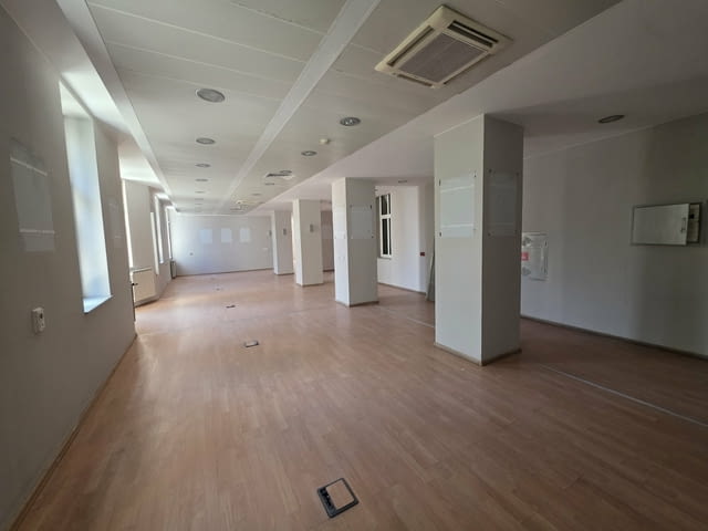Офис под наем в Топ Център, Хасково 350 м2 - град Хасково | Офиси - снимка 1