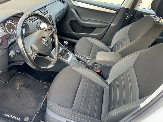 Skoda Octavia комби 1.5 TSI 150 кс., 6 ск., 2018 г., евро 6, 2 ключа, теглич, много добро състояние. - снимка 9