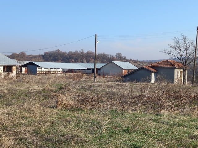Промишлен имот/животновъдна ферма разположен в с. Каснаково, село Каснаково - снимка 2