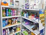 Продава се разработен хранителен магазин в Хасково – готов бизнес с оборудване и стока