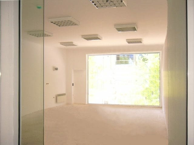 Продавам гараж на партер 67 кв.м с витрина, Лозенец, до метро - снимка 1