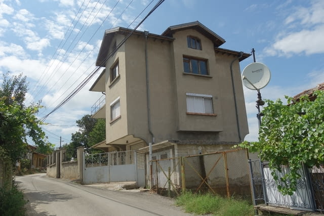 Продавам масивна триетажна къща с двор и два гаража в град Свищов - 215 000 € - снимка 1