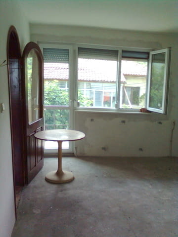 Продавам масивна триетажна къща с двор и два гаража в град Свищов - 215 000 € - снимка 8