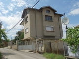 Продавам масивна триетажна къща с двор и два гаража в град Свищов - 215 000 €