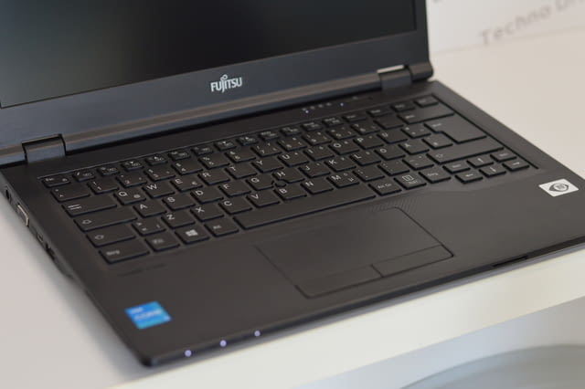 Лаптоп Fujitsu LifeBook E5411 - Intel Core i3-1115G4 / 16GB RAM DDR4 / 256GB SSD - снимка 2